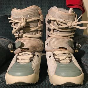 Snowboarding boots